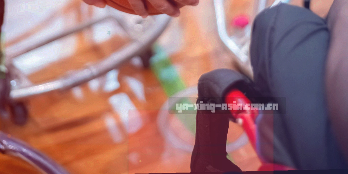深色底上三组并列的通道卡片线框抽象图，分别标注邮箱、电话与站内入口